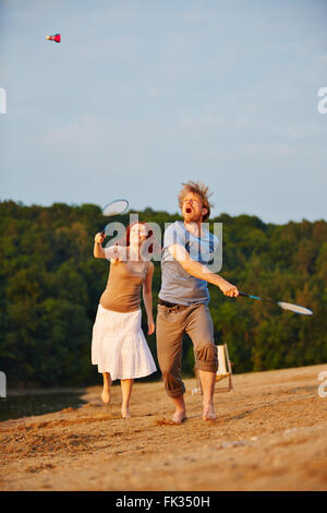 Sportliches Paar zusammen zu spielen Badminton im Sommer am Strand Stockfoto