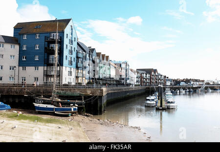 Blick entlang der Littlehampton Hafen zu Fuß mit Eigenschaften, die mit Blick auf Fluss Arun West Sussex UK Stockfoto