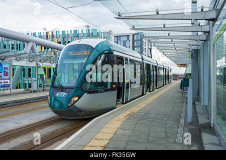 Nottingham Express Transit (netto) Straßenbahn an der Nottingham Bahnhof Tram Stop, Nottingham, England, UK Stockfoto