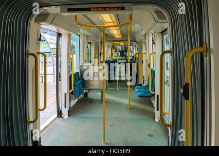 Innenraum einer Straßenbahn Bombardier Incentro AT6/5 auf die Nottingham Express Transit (netto) System, Nottingham, England, UK Stockfoto