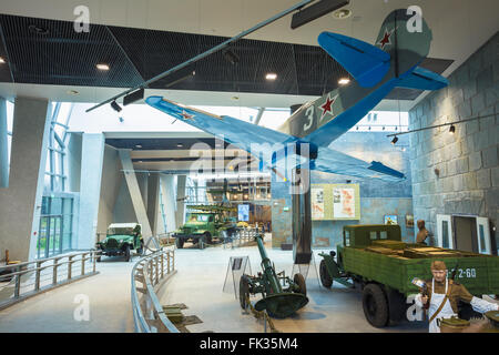 Sowjetische russische Jagdflugzeug der Jakowlew Jak-9 und sowjetische ZIS-5 LKW In der belarussischen Museum des großen Vaterländischen Krieges Stockfoto