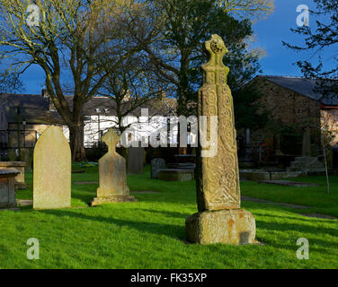 Anglo-Saxon cross auf dem Friedhof der Pfarrkirche Whalley, Lancashire, England UK Stockfoto