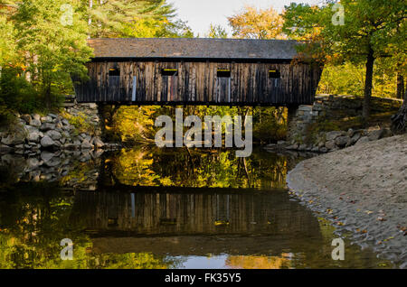 Überdachte Brücke über den Bach im Westen von Maine Stockfoto