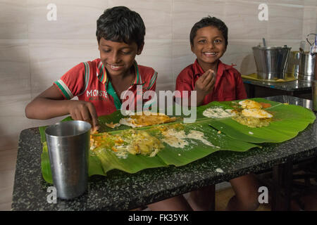 Zwei jungen mit Mittagessen In einem Restaurant, Srirangam, Tiruchirappalli Stockfoto