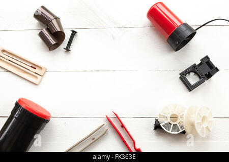 Entwickeln kann, Thermomether, Walzen und rotes Licht von oben gesehen Stockfoto