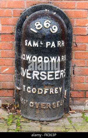 Pfarrei Grenze Marker, datiert 1869, hergestellt aus Gusseisen auf Nottingham Kanal Leinpfad, Nottingham, England, UK Stockfoto