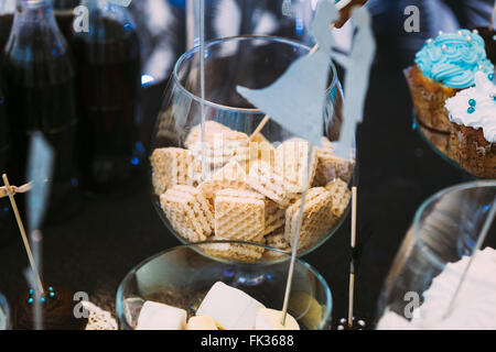 Dessert-süße Wafer in Candy Bar. Leckere süße Buffet am Geburtstag oder Hochzeit Urlaub. Stockfoto