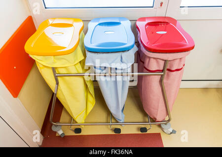 Drei Recycling-Behälter in einem Krankenhaus für verschiedene Arten von Abfällen. Stockfoto