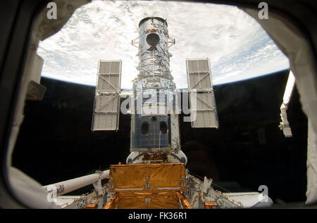 Das Hubble Space Telescope schwebt in der Nähe des Space Shuttle Discovery, da die Crew von STS-125 vorbereiten, das schwimmende Observatorium mit dem Roboterarm 13. Mai 2009 in der Erdumlaufbahn greifen. Stockfoto