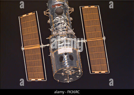 Das Hubble-Weltraumteleskop vom Space Shuttle Discovery schwebt, als die Besatzung der STS-103 releases die schwimmende Sternwarte mit dem Roboterarm, der nach einer Reihe von Verbesserungen und Reparaturen 25. Dezember 1999 in der Erdumlaufbahn. Stockfoto