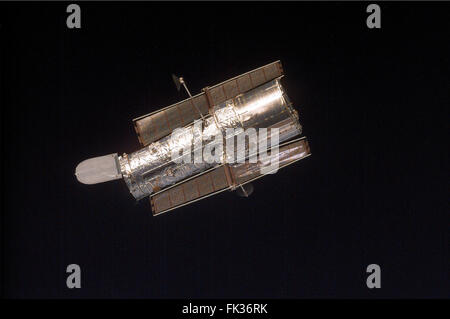 Das Hubble-Weltraumteleskop vom Space Shuttle Discovery schwebt, als die Besatzung der STS-103 releases die schwimmende Sternwarte mit dem Roboterarm, der nach einer Reihe von Verbesserungen und Reparaturen 25. Dezember 1999 in der Erdumlaufbahn. Stockfoto