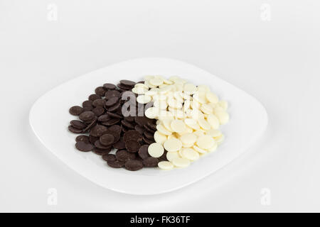 schwarze und weiße Schokolade auf weißen Teller Stockfoto