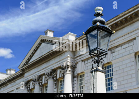 Vintage Lampe vor der Königin Anne Gerichtsgebäude an der historischen Old Royal Naval College, London, Vereinigtes Königreich. Stockfoto