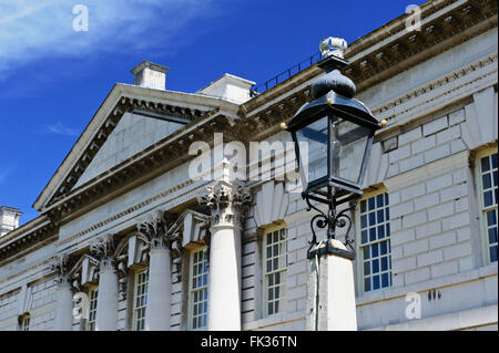 Vintage Lampe vor der Königin Anne Gerichtsgebäude an der historischen Old Royal Naval College, London, Vereinigtes Königreich. Stockfoto