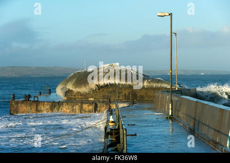 Große Welle stürzt über die Hafenmauer in John O' Groats, Caithness, Schottland, Vereinigtes Königreich. Stockfoto