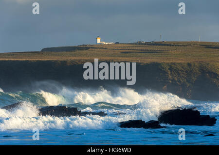 Duncansby Leuchtturm an einem stürmischen Tag, über die Bucht von Sannick, in der Nähe von John O' Groats, Caithness, Schottland, Vereinigtes Königreich Stockfoto