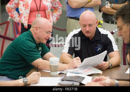 NASA-Astronauten Scott Kelly (links), Expedition 25 Flugingenieur und Expedition 26 Kommandant und eineiigen Zwilling Bruder Mark Kelly, STS-134-Kommandant während Notfallszenarien Trainingseinheit in den Raum Fahrzeug Mock-up am Johnson Space Center 16. Juli 2010 in Houston, Texas. Stockfoto