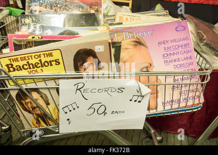 Vinyl-Schallplatten in Charity-Shop. UK Stockfoto