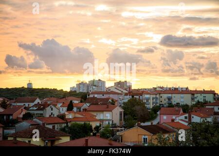 Sonnenuntergang über Dorf Stockfoto