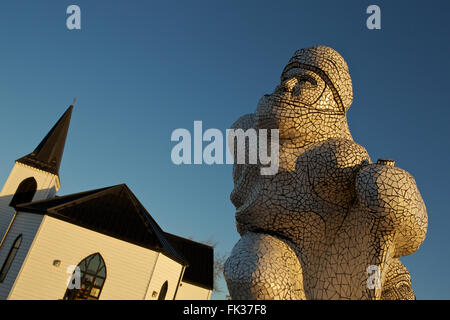 Mosaik Skulptur gewidmet Captain Scott, von Jonathan Williams, befindet sich vor der norwegischen Kirche in Bucht von Cardiff, Wales Stockfoto