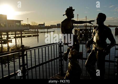 "Leute wie wir", bronze-Skulptur von John Clinch, Cardiff Bay Cardiff Wales UK Stockfoto