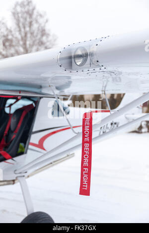 Entfernen Sie vor dem Flug auf kleinen Flugzeug Stockfoto