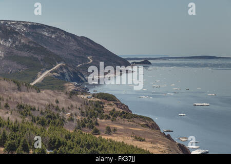 Eine horizontale Foto eine kurvenreiche Straße, die entlang des Atlantischen Ozeans, bekannt als der Cabot Trail, im Frühjahr in Nova Scotia, Eas läuft Stockfoto