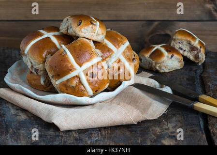 Traditionelle Ostern Hot Cross buns Stockfoto