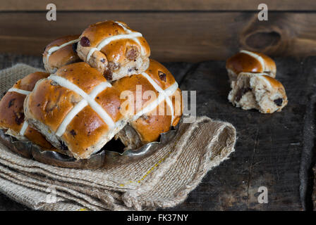 Traditionelle Ostern Hot Cross buns Stockfoto