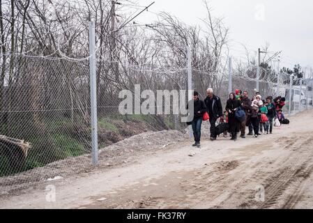 Idomeni, Griechenland. 6. März 2016. Das Lager der Flüchtlinge an der griechisch-mazedonischen Grenze in Idomeni, Mazedonien lässt nur beschränktem Zugang für Flüchtlinge. An der Grenze überqueren in Idomeni ein großes Lager mit Tausenden von Flüchtlingen wurde eingerichtet und Neuankömmlinge kommen. Bildnachweis: Michele Amoruso/Pacific Press/Alamy Live-Nachrichten Stockfoto