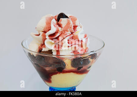 Ein leckeres und appetitliches italienisches Eis aromatisierte Sahne, schwarzen Kirschen und Schlagsahne. In Italien ist Eis eine Kunst. Stockfoto