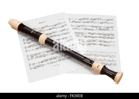 Aulos Alto oder Altblockflöte mit einem Hintergrund von Noten, eine Sonate von Telemann, isoliert auf weißem Hintergrund Stockfoto