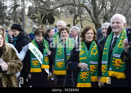 Bala Cynwyd, Pennsylvania, USA. 6. März 2016. Lokalen Regierungsvertretern und Vertretern der irischen Gemeinschaft besuchen eine kleine Zeremonie der 6. März 2016 in West Laurel Hill Cemetery in Bala Cynwyd, Pennsylvania, um die fünf-Jahr-Jubiläum der Umbettung der einige der Opfer zu gedenken, 1932 arbeiten bauseits von Duffy Schnitt Eisenbahn in Chester County, PA, USA starb. Bildnachweis: Bastiaan Slabbers/ZUMA Draht/Alamy Live-Nachrichten Stockfoto