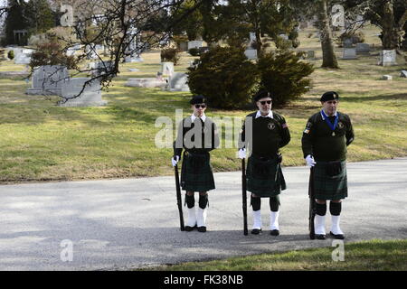 Bala Cynwyd, Pennsylvania, USA. 6. März 2016. Lokalen Regierungsvertretern und Vertretern der irischen Gemeinschaft besuchen eine kleine Zeremonie der 6. März 2016 in West Laurel Hill Cemetery in Bala Cynwyd, Pennsylvania, um die fünf-Jahr-Jubiläum der Umbettung der einige der Opfer zu gedenken, 1932 arbeiten bauseits von Duffy Schnitt Eisenbahn in Chester County, PA, USA starb. Bildnachweis: Bastiaan Slabbers/ZUMA Draht/Alamy Live-Nachrichten Stockfoto