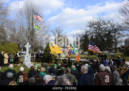 Bala Cynwyd, Pennsylvania, USA. 6. März 2016. Lokalen Regierungsvertretern und Vertretern der irischen Gemeinschaft besuchen eine kleine Zeremonie der 6. März 2016 in West Laurel Hill Cemetery in Bala Cynwyd, Pennsylvania, um die fünf-Jahr-Jubiläum der Umbettung der einige der Opfer zu gedenken, 1932 arbeiten bauseits von Duffy Schnitt Eisenbahn in Chester County, PA, USA starb. Bildnachweis: Bastiaan Slabbers/ZUMA Draht/Alamy Live-Nachrichten Stockfoto