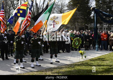 Bala Cynwyd, Pennsylvania, USA. 6. März 2016. Lokalen Regierungsvertretern und Vertretern der irischen Gemeinschaft besuchen eine kleine Zeremonie der 6. März 2016 in West Laurel Hill Cemetery in Bala Cynwyd, Pennsylvania, um die fünf-Jahr-Jubiläum der Umbettung der einige der Opfer zu gedenken, 1932 arbeiten bauseits von Duffy Schnitt Eisenbahn in Chester County, PA, USA starb. Bildnachweis: Bastiaan Slabbers/ZUMA Draht/Alamy Live-Nachrichten Stockfoto