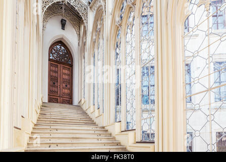 Schöne Treppe im Schloss Hluboka, Hluboka nad Vltavou. Tschechische Republik Stockfoto