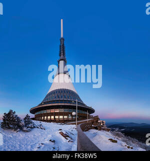 Jeschken Aussichtsturm, frühe Motrning. Liberec, Böhmen, Tschechien. Schönen sonnigen Tag Stockfoto