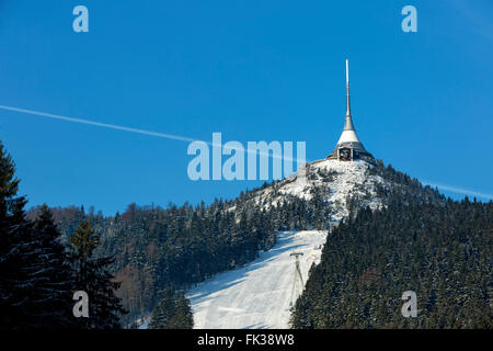 Skipiste unter der Seilbahn auf den Turm. Schöner sonniger Tag mit blauem Himmel. Jeschken Aussichtsturm, Liberec, Böhmen, Tschechien Stockfoto