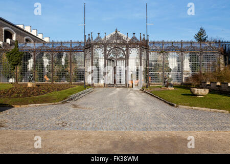 Das Eingangstor in die Galerie im Schloss Hluboka. Hluboka nad Vltavou. Tschechische Republik Stockfoto