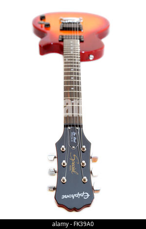 BARCELONA, Spanien - 7. Oktober 2014: E-Gitarre Epiphone Les Paul Special II, Heritage Cherry Sunburst Farbe. Stockfoto