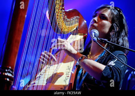 BILBAO, Spanien - 31 Okt.: Harp Spieler von The Barr Brothers (Band) live-Performance beim Bime Festival. Stockfoto