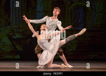 London, UK. 6. März 2016. Dornröschen von Angelina Vorontsova und Victor Lebedev Mikhailovsky Ballett (im teilweise Kostüm) durchgeführt. Generalprobe der "Ave Maya" Gala im London Coliseum, das Leben und Werk der außergewöhnlichen Primaballerina Maja Michailowna Plissezkaja zu feiern. Die Gala unter der künstlerischen Leitung von Andris Liepa präsentiert Weltklasse-Tänzerinnen ihre Lieblingsrollen sowie Werke, ursprünglich für Maya Plisetskaya verpackt. Der Abend ist Teil der jährlichen russischen Ikonen Ballettgala. Stockfoto