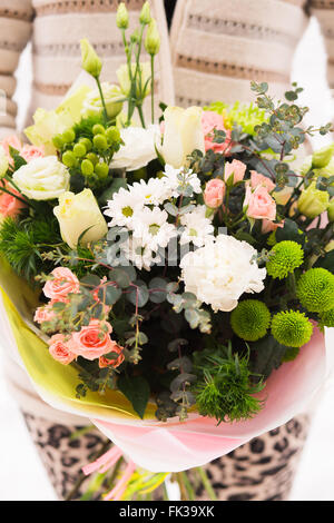 Weiße Rosen und andere Blumen Braut Strauß Stockfoto