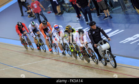 London, UK, 6. März 2016. UCI 2016 Track Cycling World Championships. Deutschlands Maximilian Levy und der Brite Jason Kenny qualifizierte sich für die Runde von der dritten Hitze von den Herren Keirin Seond. Malaysias Azizuihasni Awang auch später in der ersten Runde Hoffnungsläufe qualifiziert. Bildnachweis: Clive Jones/Alamy Live-Nachrichten Stockfoto