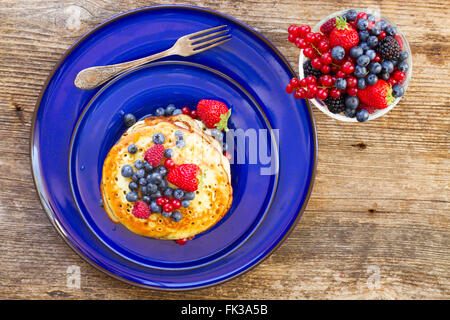 Pfannkuchen mit frischen Beeren und Honig Stockfoto