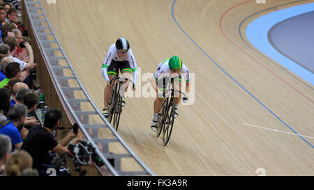 London, UK, 6. März 2016. UCI 2016 Track Cycling World Championships. Australiens Anna Meares (rechts) voran in das Halbfinale der einzelnen Sprint der Frauen von ihrer Teamkollegin Stephanie Morton (links) mit 2: 1 in das Beste aus 3 Beinen zu schlagen. Bildnachweis: Clive Jones/Alamy Live-Nachrichten Stockfoto