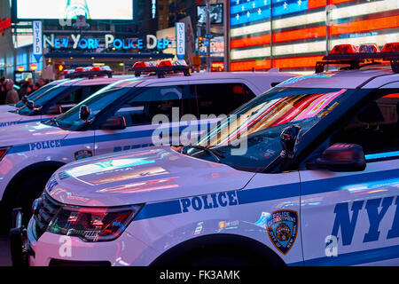 Amerikanische Flagge reflektiert NYPD Autos geparkt am Times Square vor auf NYPD Stand. Stockfoto