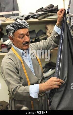 Ein kurdischer Schneider in seiner Werkstatt in Erbil Basar. Stockfoto