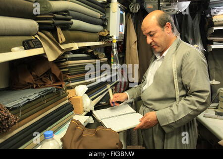 Ein kurdischer Schneider in seiner Werkstatt in Erbil Basar. Stockfoto